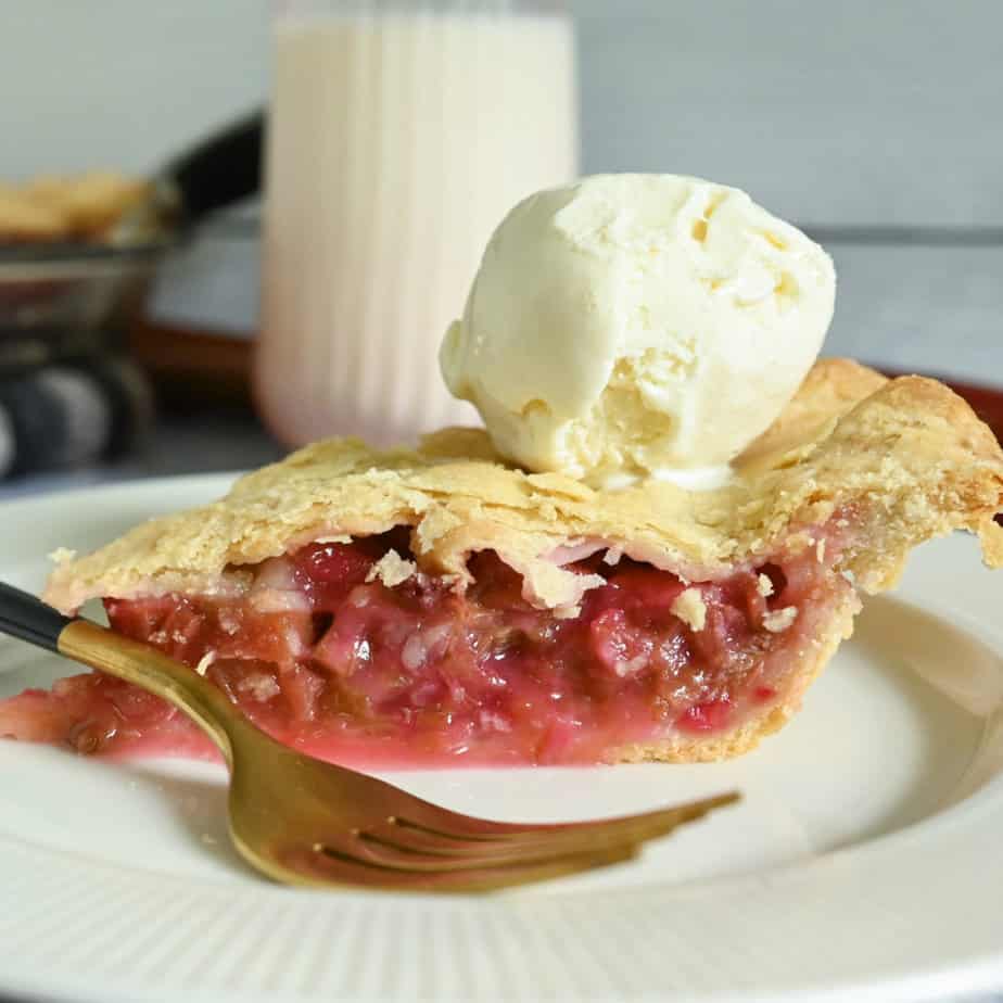 Rhubarb Pie | Stephie Cooks